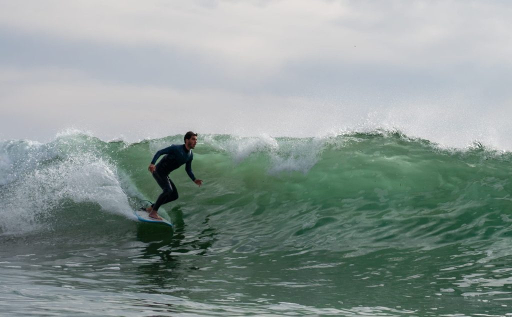 ostéo pratiquant le surf